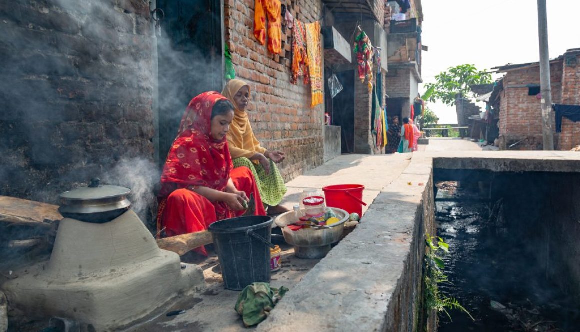 Bangladesh women cooking in the road